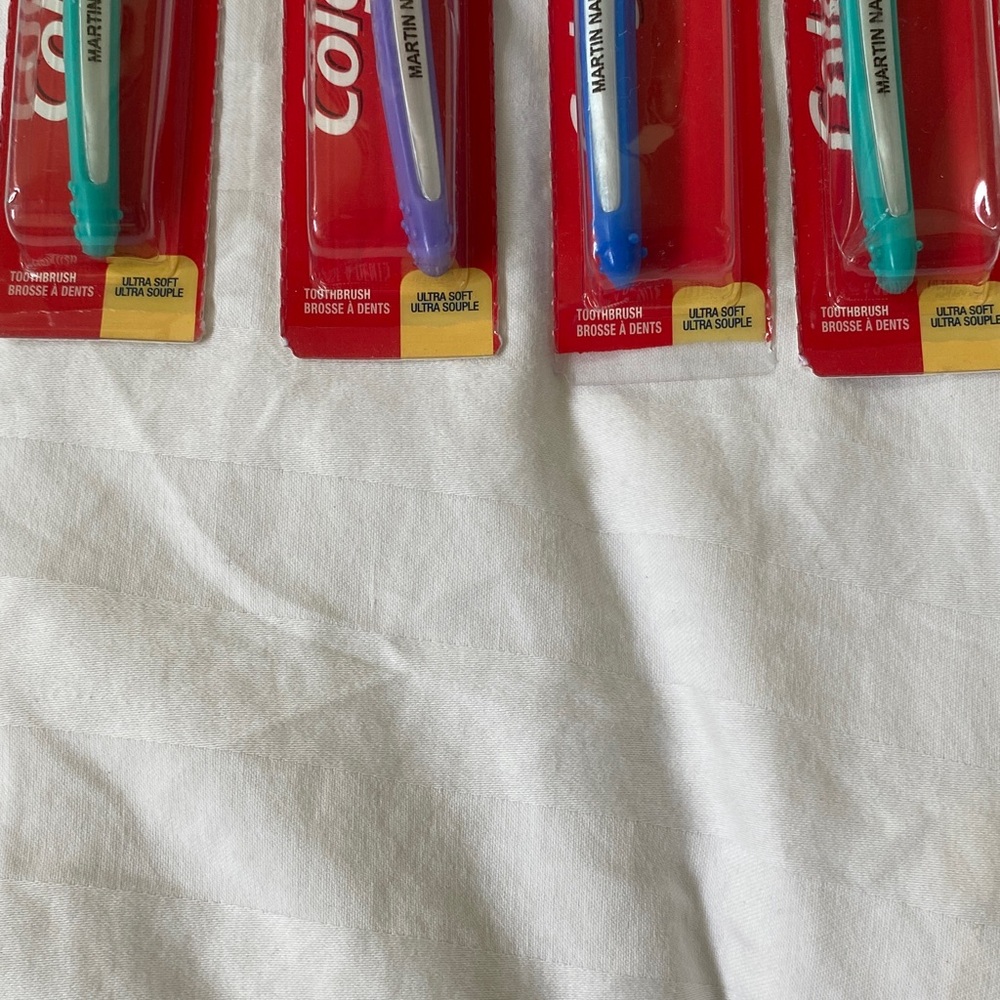 Oral-B and Colgate Toothbrush Set - Blue, Red, White - Picture 3 of 6